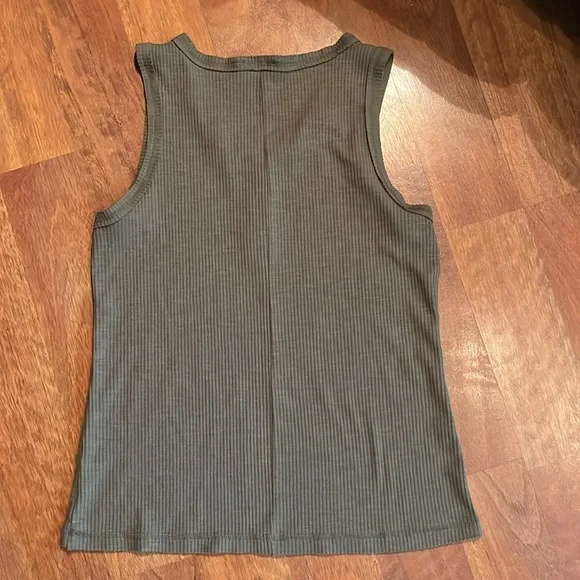 BNWOT Zenana green ribbed tank top - Picture 12 of 14